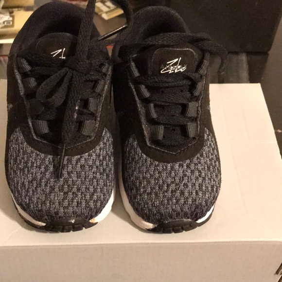 Black Nike’s Toddler - Picture 2 of 4